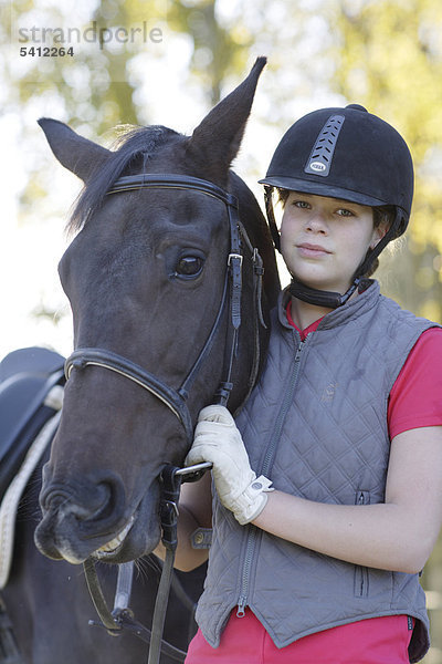 Junges Mädchen  17 Jahre  mit ihrem Pferd
