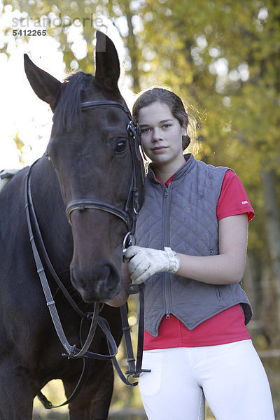 Junges Mädchen  17 Jahre  mit ihrem Pferd