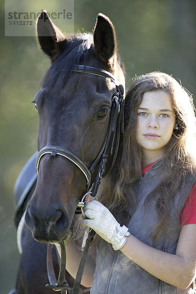 Mädchen  17 Jahre  mit ihrem Pferd