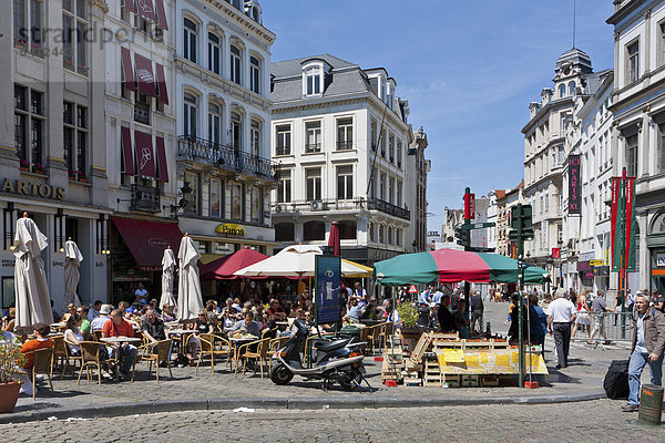 Touristen in einem Straßencafe in der Rue du MarchÈ aux Herbes  Brüssel  Belgien  Benelux  Europa