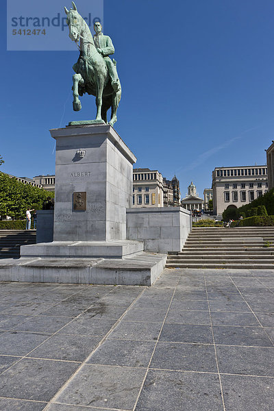 Reiterstatue mit Albert  hinten der Place Royale  Place de l'Albertine  Brüssel  Belgien  Benelux  Europa