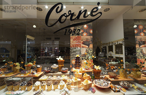 Schaufenster mit Schokolade und Pralinen in der Einkaufspassage  Galeries Royales St. Hubert  Brüssel  Belgien  Europa