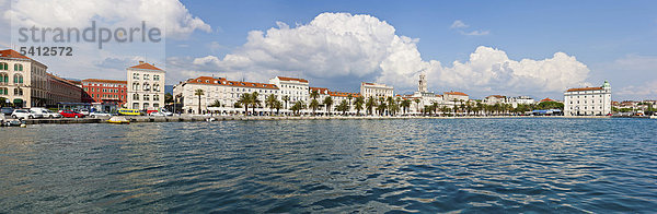 Panorama  Uferpromenade Riva am Hafen von Split  hinten der Diokletianspalast  Split  Mitteldalmatien  Dalmatien  Adriaküste  Kroatien  Europa  ÖffentlicherGrund