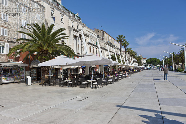Uferpromenade Riva am Hafen von Split  hinten der Diokletianspalast  Split  Mitteldalmatien  Dalmatien  Adriaküste  Kroatien  Europa  ÖffentlicherGrund
