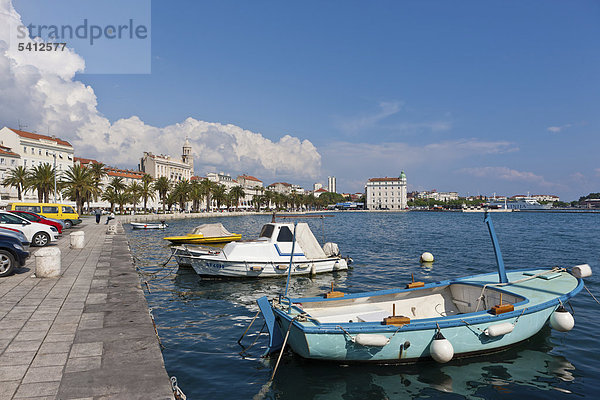 Uferpromenade Riva am Hafen von Split  hinten der Diokletianspalast  Split  Mitteldalmatien  Dalmatien  Adriaküste  Kroatien  Europa  ÖffentlicherGrund