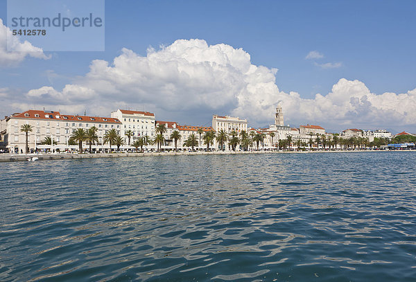 Uferpromenade Riva am Hafen von Split  hinten der Diokletianspalast  Split  Mitteldalmatien  Dalmatien  Adriaküste  Kroatien  Europa  ÖffentlicherGrund