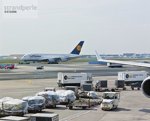 Ein Airbus A380 der Lufthansa auf dem Rollfeld  Frankfurt  Hessen  Deutschland  Europa