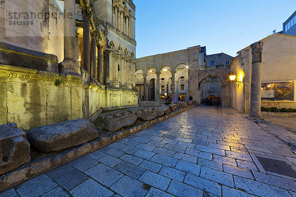 Diokletianspalast  historische Stadt Split  Mitteldalmatien  Dalmatien  Adriaküste  Kroatien  Europa  ÖffentlicherGrund