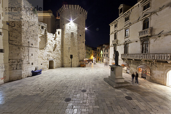 Die Altstadt mit Restaurants  Trg Brace Radic Platz  Split  Mitteldalmatien  Dalmatien  Adriaküste  Kroatien  Europa  ÖffentlicherGrund