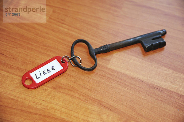 Schlüssel mit Anhänger Liebe  Symbolbild Schlüssel zur Liebe