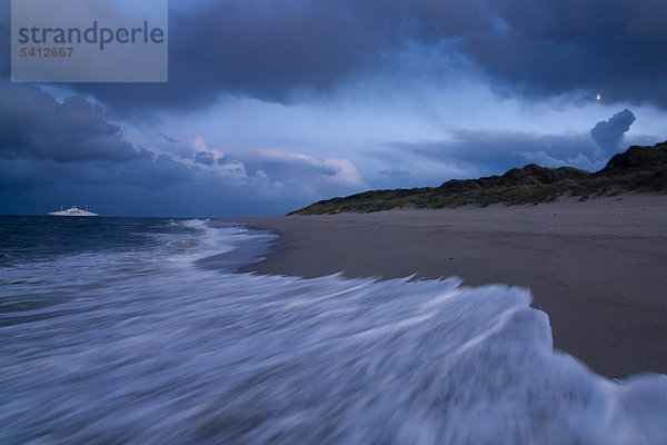 Abendstimmung am Ellenbogen mit Syltfähre und Mond  List  Sylt  Schleswig-Holstein  Deutschland  Europa