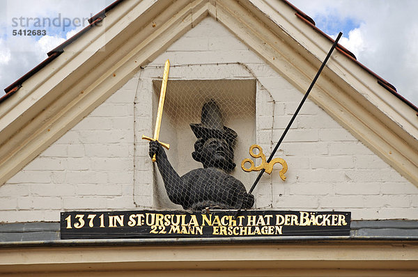 Gedenkskulptur an einen tapferen Bäcker von 1371 in der St. Ursula-Nacht  im Giebel eines Hauses  Große Bäckerstraße  Lüneburg  Niedersachsen  Deutschland  Europa