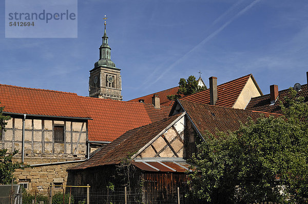 Alte Bauernhäuser mit Blick auf die Marienkirche  14. Jhd.  Königsberg in Unterfranken  Bayern  Deutschland  Europa