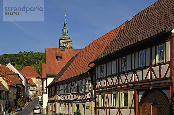 Alte Fachwerkhäuser mit Blick auf die Marienkirche  14. Jhd.  Eduard-Lingel- Straße  Königsberg in Unterfranken  Bayern  Deutschland  Europa