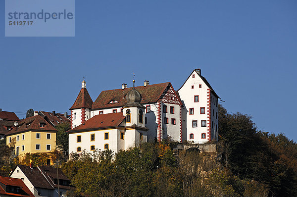 Burg Egloffstein gegen blauen Himmel  Egloffstein  Oberfranken  Bayern  Deutschland  Europa