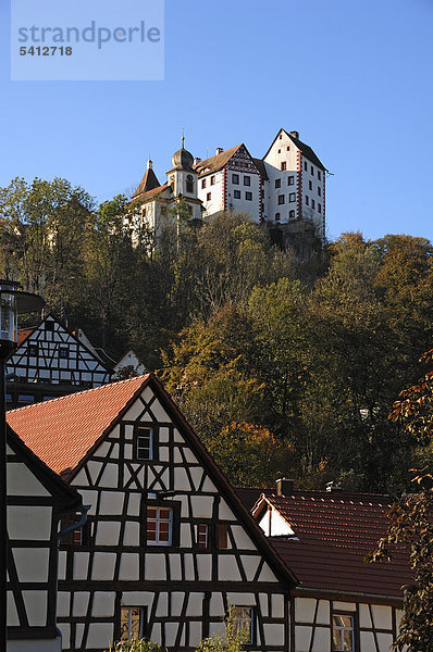 Egloffsteiner Burg  14. Jhd. vorne alte Fachwerkhäuser  Egloffstein  Oberfranken  Bayern  Deutschland  Europa