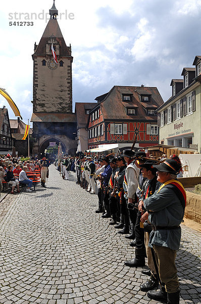 Abschreiten der Garde vom Verein der Bürgergarde in historischen Kostümen bei einem Fest in Gengenbach  Baden-Württemberg  Deutschland  Europa