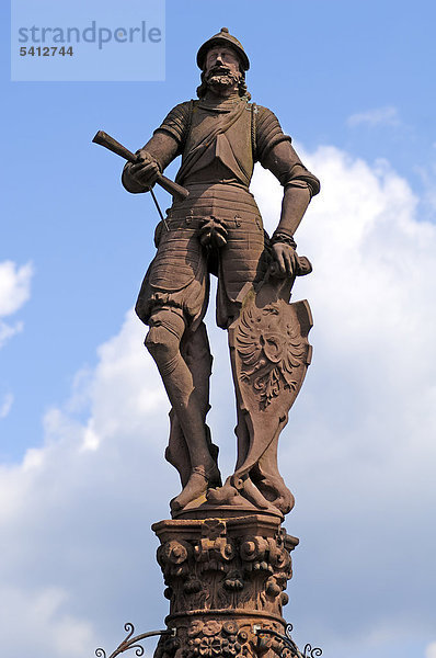 Der Ritter auf dem Röhrbrunnen  auf dem Schild das Stadtwappen  1582 von Max Spranger aus Straßburg geschaffen  Am Marktplatz  Gengenbach  Baden-Württemberg  Deutschland  Europa