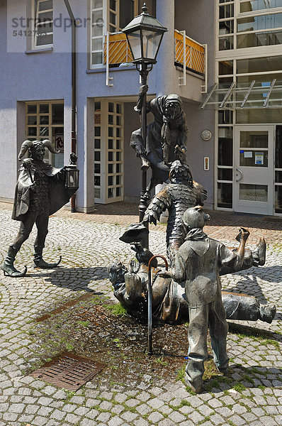 Brunnenfiguren  Narrenbrunnen  im Winzerhof  Gengenbach  Baden-Württemberg  Deutschland  Europa