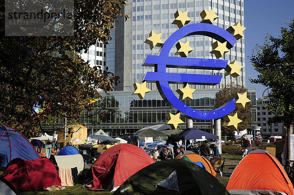 Protestcamp der Occupy Frankfurt Bewegung vor dem Symbol der Euro Währung  Europäische Zentralbank EZB  Willy-Brandt-Platz  Frankfurt am Main  Hessen  Deutschland  Europa