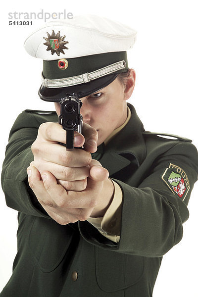 Junger Polizist mit Pistole im Anschlag