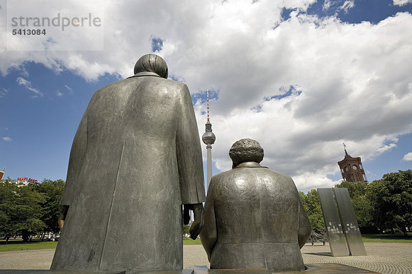 Marx und Engels Denkmal in Berlin  hinten der Berliner Fernsehturm  Alexanderplatz  Berlin  Deutschland