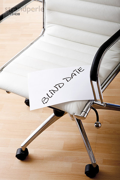 Bürostuhl mit Schriftzug BLIND DATE