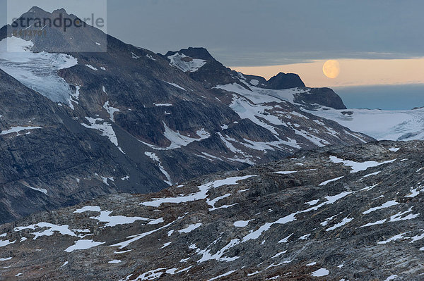 Mondaufgang  Berge am Mittivakkat-Gletscher  Halbinsel Ammassalik  Ostgrönland  Grönland