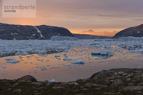 Mitternachtssonne  Eis und Eisberge  Johan Petersen Fjord  Ostgrönland  Grönland