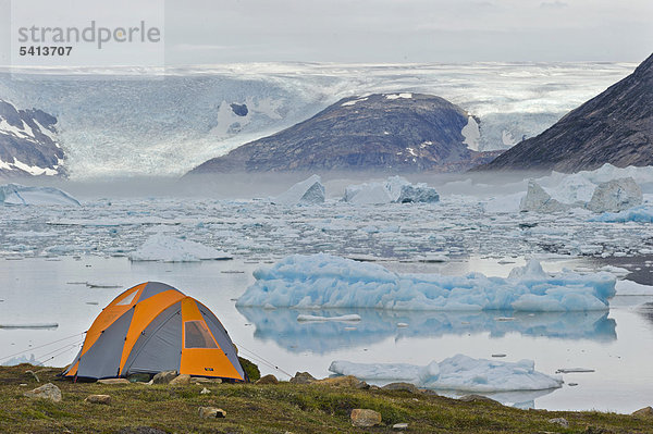 Zelt  Blick auf das Inlandeis  Johan Petersen Fjord  Ostgrönland  Grönland