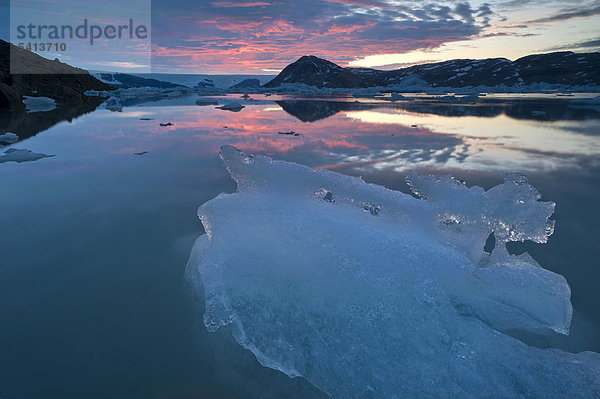 Eisformation  Blick auf das grönländische Inlandeis  Johan Petersen Fjord  Ostgrönland  Grönland