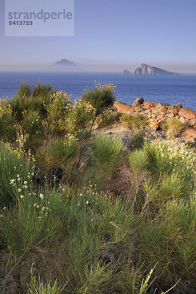 Blick auf die Vulkan-Insel Stromboli  Äolische oder Liparische Inseln  Sizilien  Süditalien  Italien  Europa