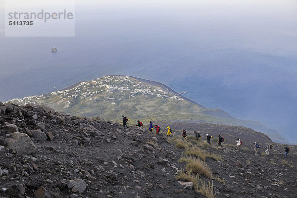 Touristengruppe beim Aufstieg zum Krater des Stromboli  Vulkan-Insel Stromboli  Äolische oder Liparische Inseln  Sizilien  Süditalien  Italien  Europa