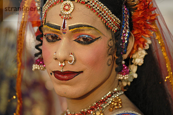 Indischer Mann als Frau verkleidet  Varkala  Kerala  Südindien  Indien  Asien