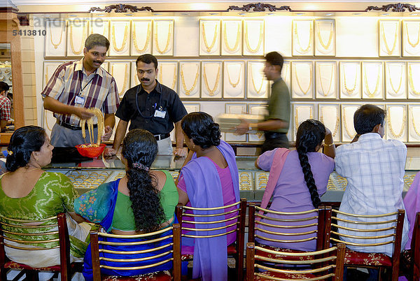Verkäufer und Kundschaft in einem Juweliergeschäft  Kottayam  Kerala  Südindien  Indien  Asien