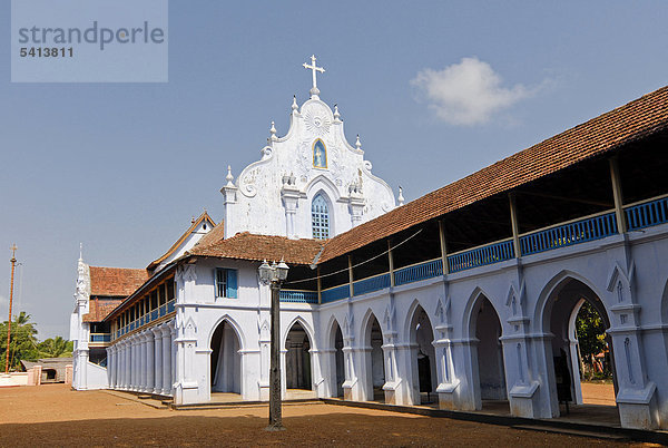 Katholische Kirche Kalloorkadu St. Mary's Forane  eine der ältesten Kirchen Indiens  Champakulam bei Alleppy    Kerala  Malabarküste  Südindien  Indien  Asien