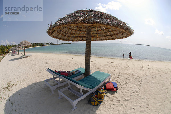Liegestühle und Sonnenschirm am Strand  Insel Bangaram  Lakkadiven  Lakshadweep  Arabisches Meer  Südindien  Indien  Asien