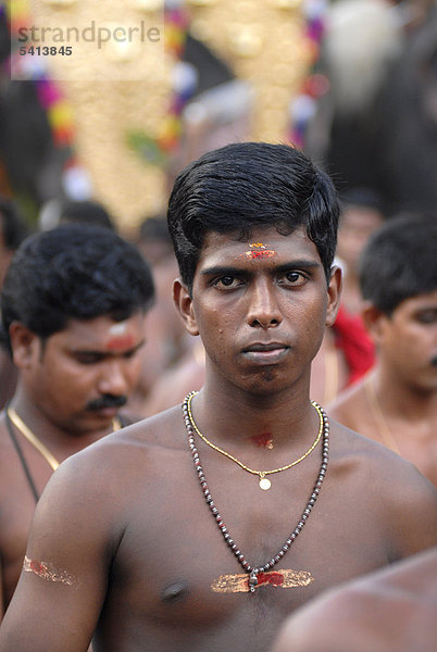 Junger Brahmane  hinduistisches Pooram-Fest  Thrissur  Kerala  Südindien  Indien  Asien