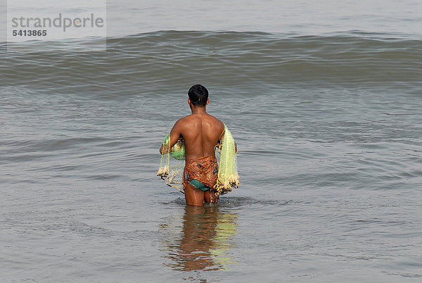 Fischer mit Netz im Wasser  bei Beypore  Kerala  Malabar-Küste  Südindien  Indien  Asien