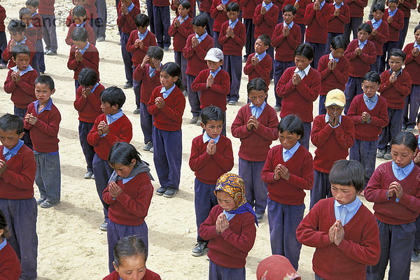 Schulkinder beim Morgenappell  Schule und Internat in Reru bei Padum  Zanskar-Tal  Zanskar  Ladakh  Jammu und Kaschmir  indischer Himalaya  Nordindien  Indien  Asien