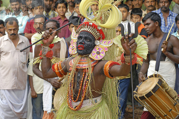 Trommler und Darsteller während eines Theyyam-Rituals  bei Kasargod  Nordkerala  Kerala  Südindien  Indien  Asien