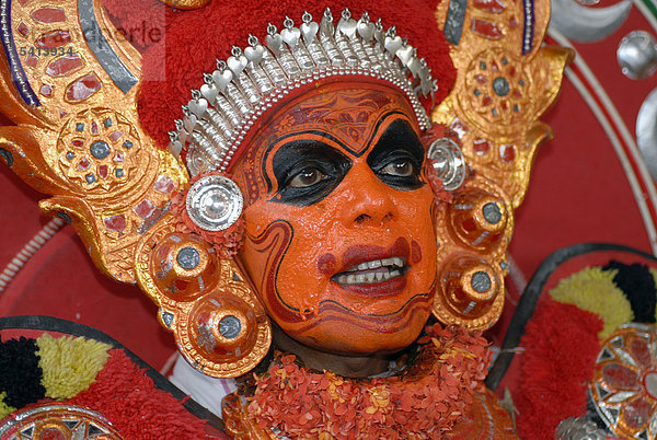 Darsteller während eines Theyyam-Rituals  bei Kasargod  Nordkerala  Kerala  Südindien  Indien  Asien