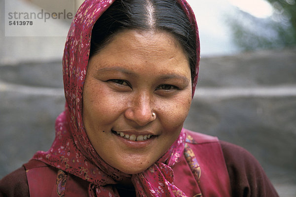 Frau  Porträt  Hunder  Nubra-Tal  Ladakh  indischer Himalaya  Jammu und Kaschmir  Nordindien  Indien  Asien
