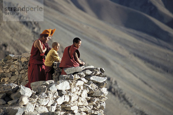 Buddhistische Gelbmützen- oder Gelugpa-Mönche  Kloster Tongde  Zanskar  Ladakh  indischer Himalaya  Jammu und Kaschmir  Nordindien  Indien  Asien