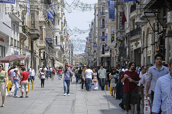 Fußgängerzone  Istiklal Caddesi  Istanbul  Türkei  Europa