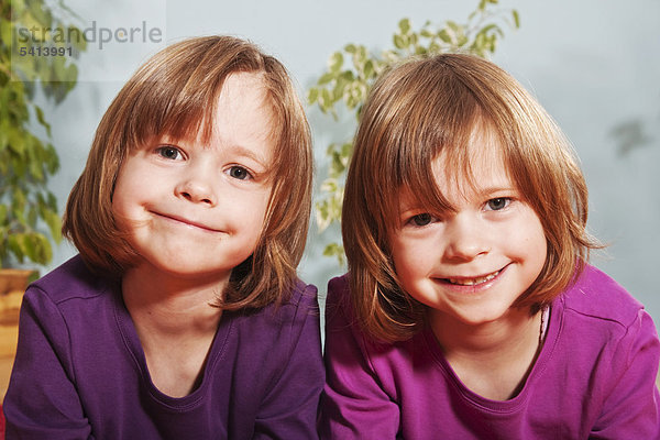 Mädchen  Zwillinge  sechs Jahre