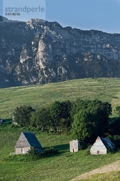 Altes Bauernhaus mit Strohdach  Cima Rest  Valvestino-Tal  Brescia  Lombardei  Italien  Europa