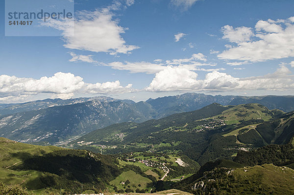 Blick über das Lessini Plateau vom Monte Baldo Bergrücken aus  Italien  Europa