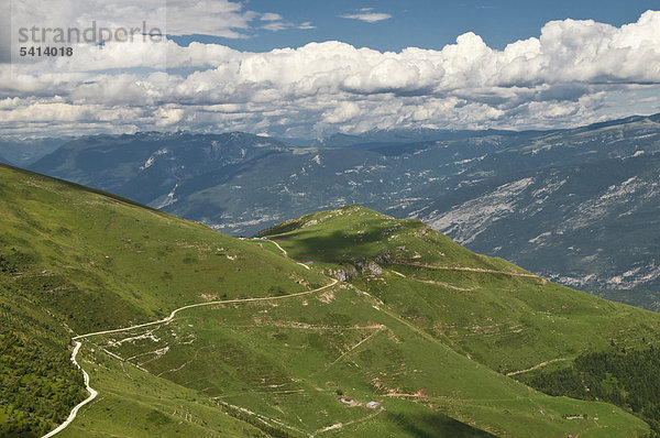 Blick über das Lessini Plateau vom Monte Baldo Bergrücken aus  Italien  Europa