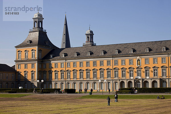 Ehemaliges Kurfürstliches Schloss und jetziges Hauptgebäude der Universität in Bonn  Nordrhein-Westfalen  Deutschland  Europa
